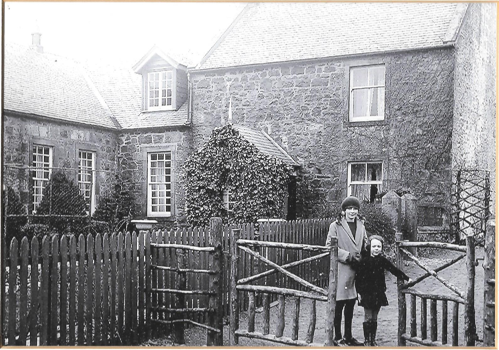 cottage-with-girls_courteyofmoraggalbraith